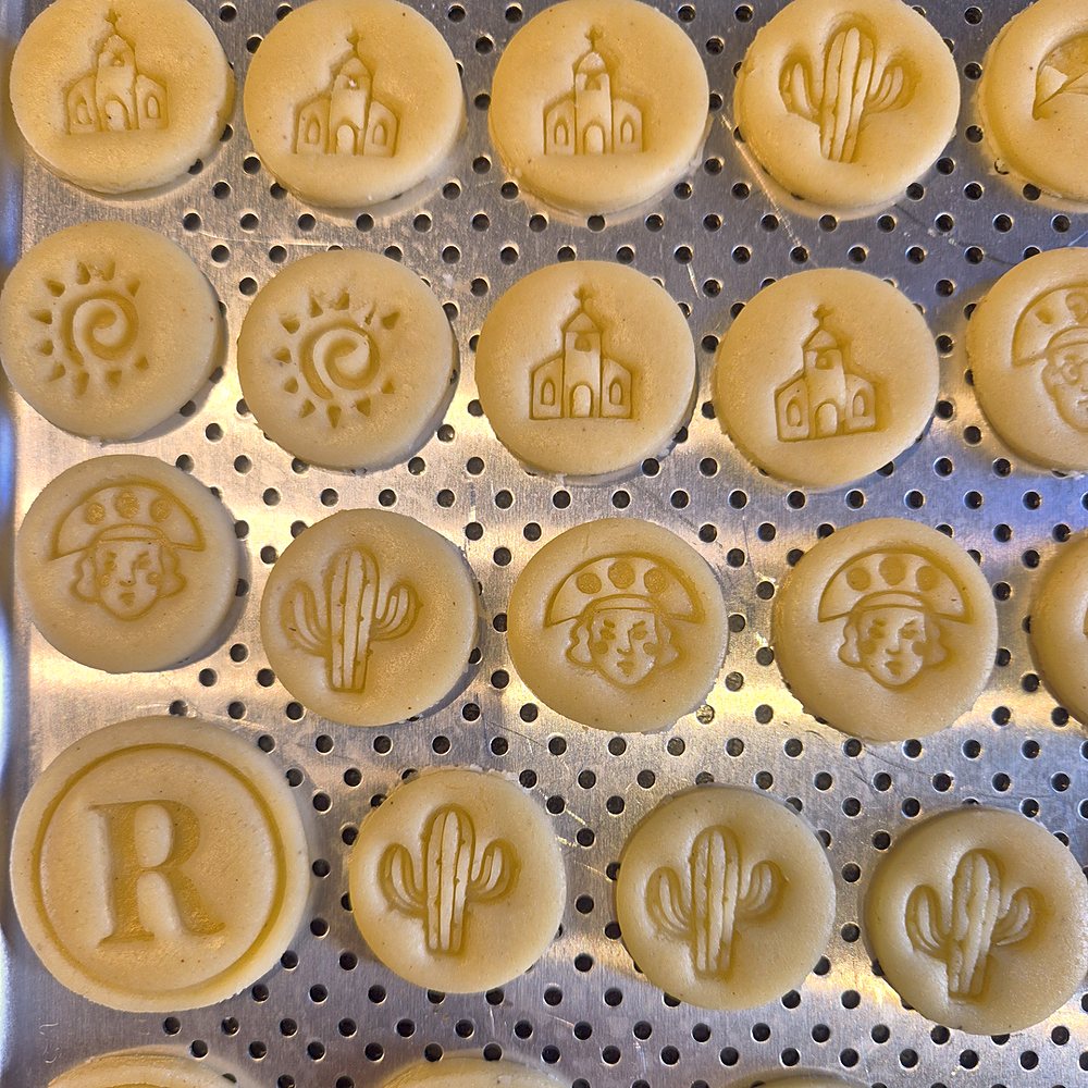 Biscoitos personalizados em formato de coracao
